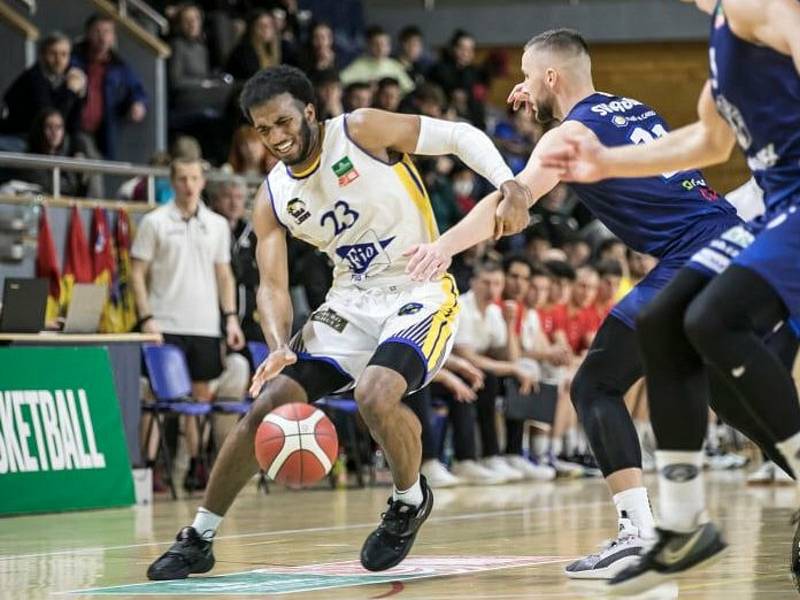 Hradečtí basketbalisté v Děčíně žádnou ofenzivní smršť nepředvedli a vedoucímu týmu nadstavbové skupiny A2 podlehli 71:87. Na snímku Ian DuBose, jenž zaznamenal 9 bodů.