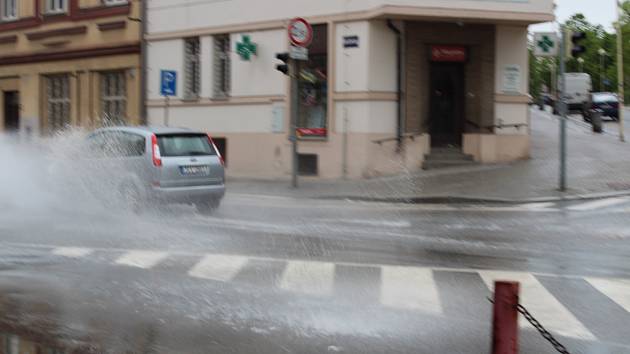 Táborská Budějovická ulice po dvouminutové průtrži byla plná vody. Za půl hodiny po ní nebyly ani stopy.