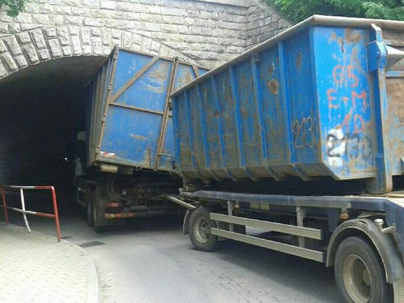 Pohled na kamion zaklíněný pod viaduktem v Českých Velenicích.