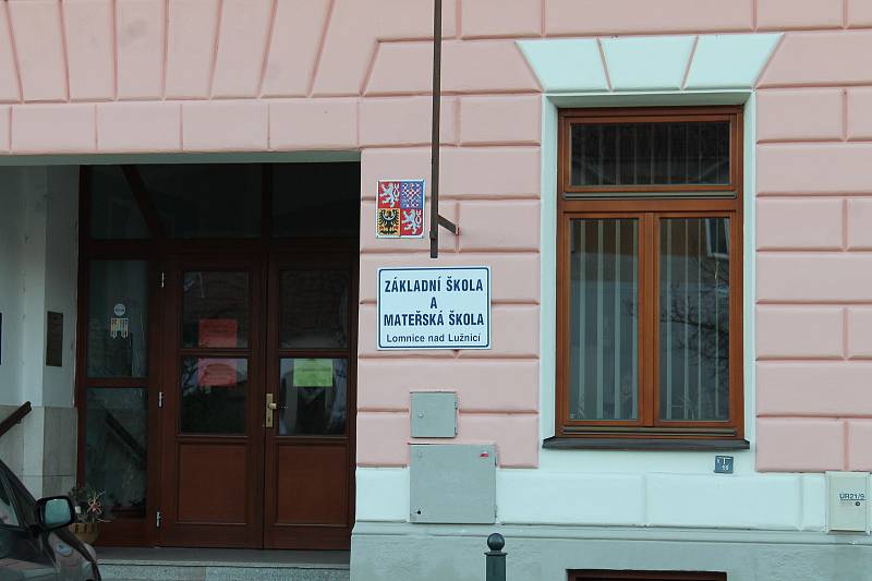 Základní škola Lomnice nad Lužnicí se těší návratu nejmladších žáků.