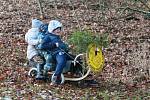 Při silvestrovském sjezdu v Horní Radouni se letos obešli i bez sněhu, vozítka jezdila na kolečkách.