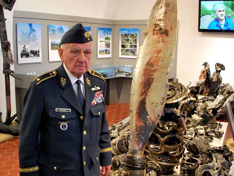 Válečný pilot Emil Boček na prohlíce expozice Bitvy nad Jindřichovým Hradcem v Muzeu Jindřichohradecka.