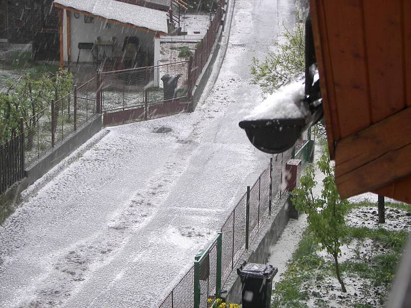 Ulicemi Sládkova kopce v Jindřichově Hradci se valila řeka kroupů.