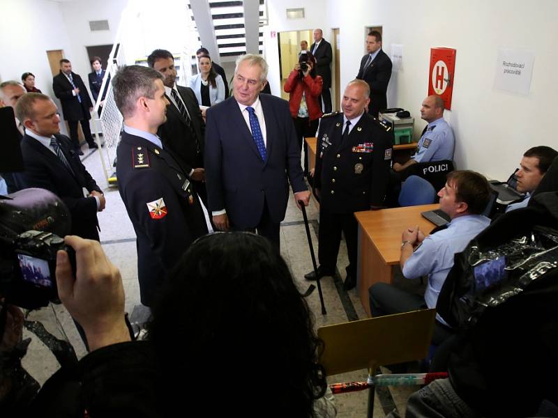Prezident Miloš Zeman v pátek v rámci návštěvy Jihočeského kraje dorazil do Českých Velenic. Na hraničním přechodu se zajímal o práci v registračním centru. 
