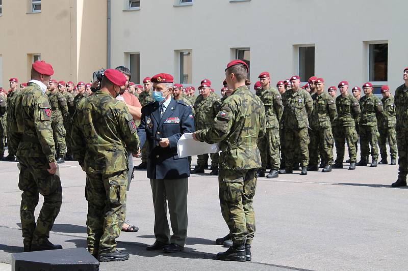 Vojáci v Jindřichově Hradci si slavnostním nástupem připomněli Den ozbrojených sil.