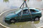 V Budíškovicích na Dačicku 7. 10. 2020 nacouvalo auto do rybníka. Řidič měl velké štěstí. Zachránce ho včas dostal ven.