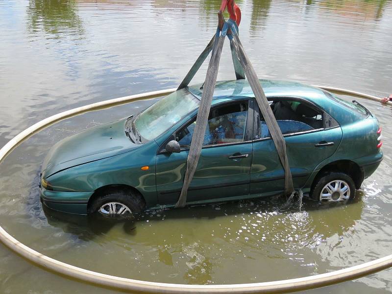V Budíškovicích na Dačicku 7. 10. 2020 nacouvalo auto do rybníka. Řidič měl velké štěstí. Zachránce ho včas dostal ven.