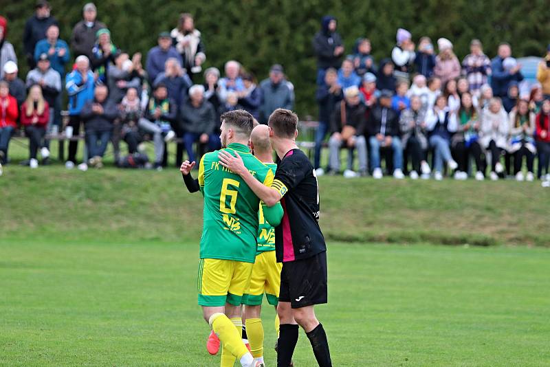 Fotbalisté Třebětic doma v místním derby remizovali s Dačicemi 2:2. Báječnou atmosféru vytvořilo 650 příznivců obou klubů.