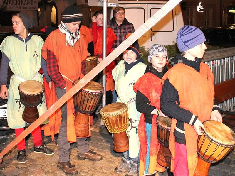 Česko zpívá koledy - program v J. Hradci zahájil dětský bubínkový soubor Hakuna Matata a po nich dětský sbor 5. základní školy.