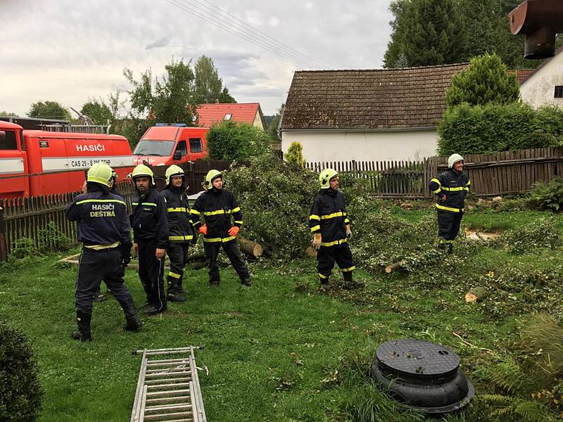 Rušnou noc z pátku na sobotu měli i hasiči z Deštné. Mimo jiné v Rosičce odstraňovali strom spadlý na střechu domu a u Chotěmic, které již leží v sousedním okrese, prořezávali zatarasenou silnici.