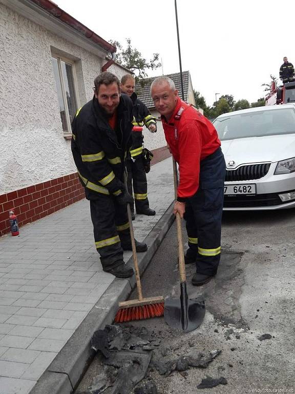 V Lomnici od zábavné pyrotechniky začalo hořet auto. Na místě zasahovali profesionální a místní dobrovolní hasiči. 