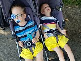 Jednovaječná dvojčata Tadeáš a Mikuláš v dubnu oslavili 3. narozeniny, oba mají mozkovou obrnu, epilepsii, nechodí ani nelezou. Za získané finanční prostředky jim rodiče pořídí rehabilitační kočár.