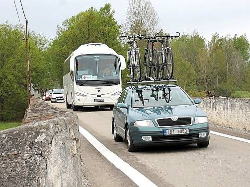 Na hlavním tahu z Jindřichova Hradce na Třeboň a České Budějovice začala oprava mostu u Staré Hlíny.