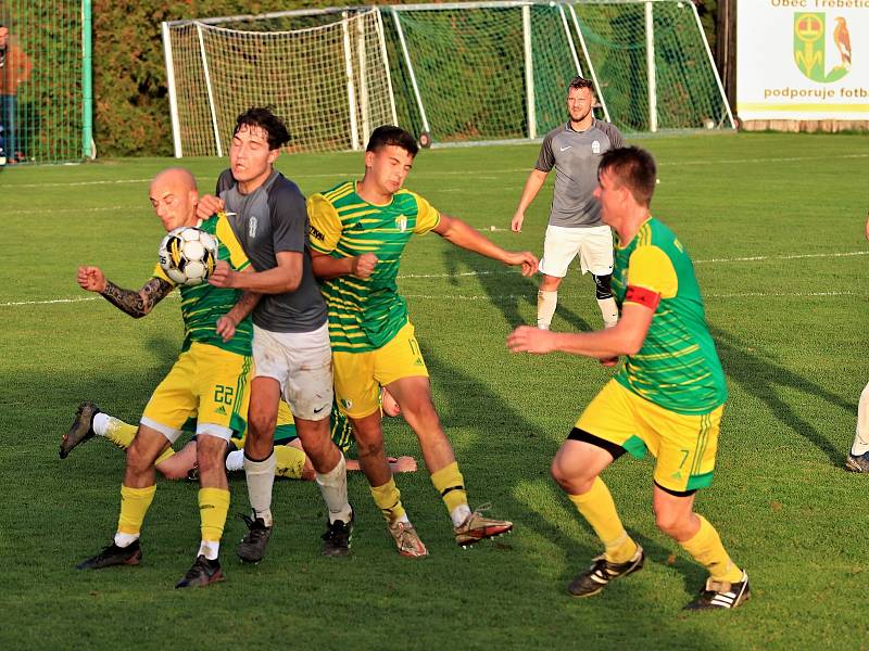 Fotbalisté Třebětic (v zelenožlutém) ve šlágru 11. kola I. A třídy porazili táborský Meteor 2:0 a uhájili vedoucí příčku tabulky skupiny B.