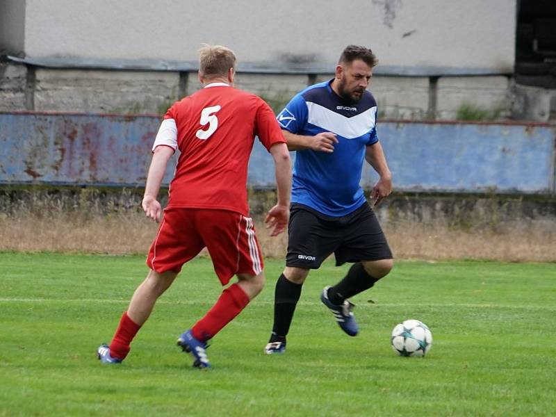 Fotbalisté Chlumu (v červeném) doma nestačili na společný tým Číměře a novobystřického béčka, kterému podlehli 1:5.