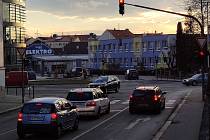 Na jindřichohradecké křižovatce u Trojice jsou řidiči zvyklí spoléhat na semafory. Ty teď ale stejně jako na nedalekém křížení ulic Miřiovského a Nádražní nefungují.