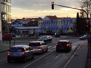 Na jindřichohradecké křižovatce u Trojice jsou řidiči zvyklí spoléhat na semafory. Ty teď ale stejně jako na nedalekém křížení ulic Miřiovského a Nádražní nefungují.
