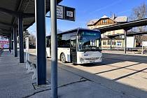 Autobusové nádraží v Jindřichově Hradci působí zanedbaným dojmem a cestujícím neposkytuje dostatečný komfort.