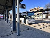 Autobusové nádraží v Jindřichově Hradci působí zanedbaným dojmem a cestujícím neposkytuje dostatečný komfort.