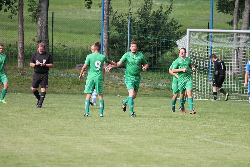 V úvodním kole I. B třídy fotbalisté Studené (v modrobílých dresech) na svém stadionu porazili Lomnici 5:2.