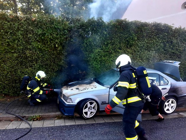 Hasiči HZS JčK v Dačicích zasahovali u hořícího motoru osobního auta.