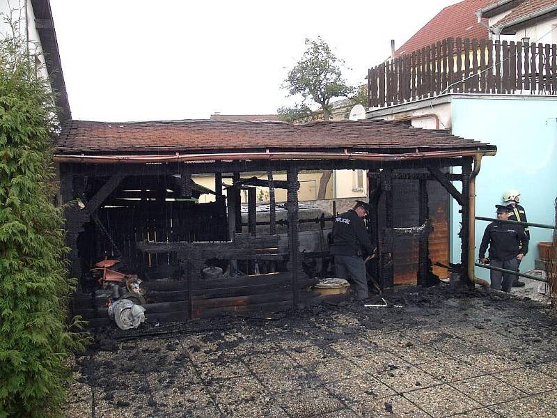 Pohled na požárem zničený dřevěný přístřešek u hotelu v Lomnici nad Lužnicí. 