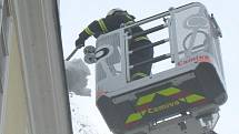 S přívaly sněhu bojují nejenom silničáři, ale i hasiči. 