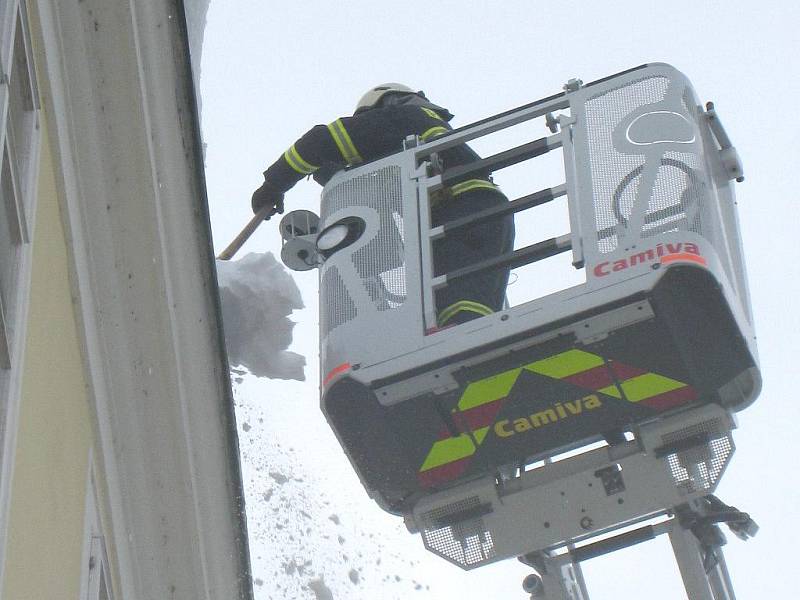 S přívaly sněhu bojují nejenom silničáři, ale i hasiči. 