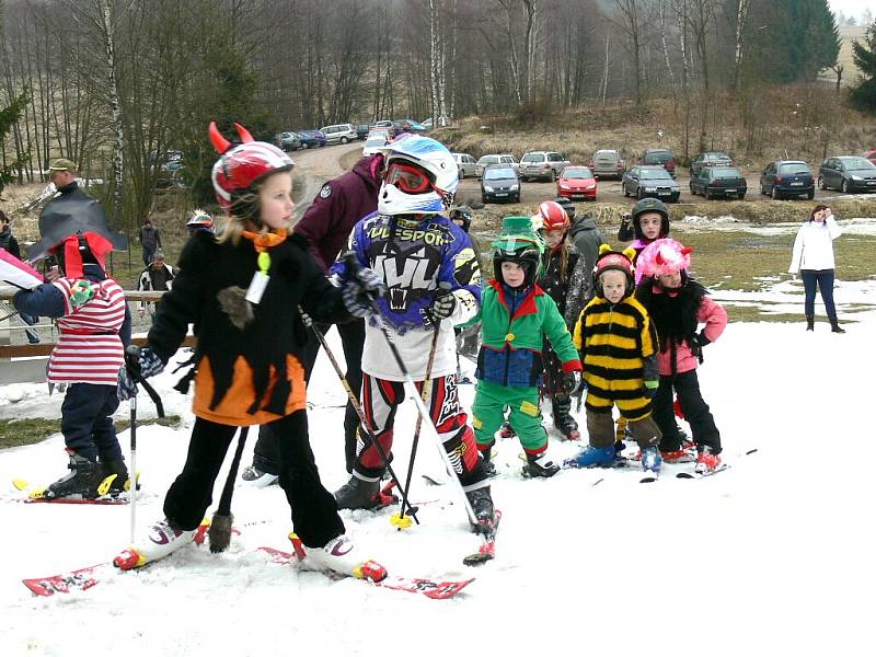 Maškarní karneval na sjezdovce v N. Bystřici. 