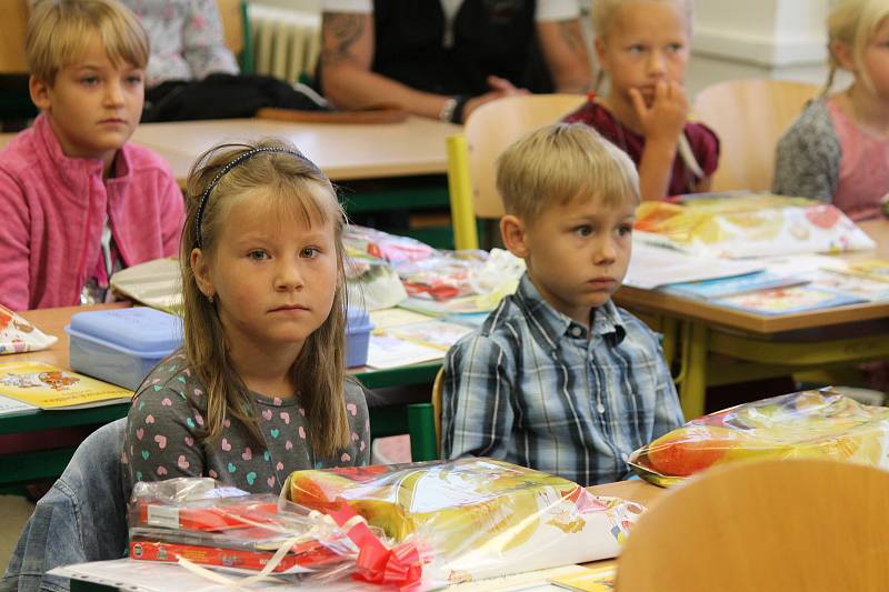 Celkem pětatřicet prvňáčků ve dvou třídách přivítali na jindřichohradecké 5. základní škole na sídlišti Vajgar. Nové žáky kromě třídních učitelek a vedení školy přivítal i hradecký starosta Jan Mlčák. První školní den provázela zpřísněná hygienická opatře