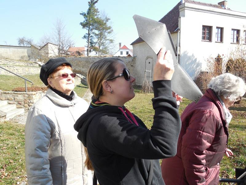 Pozorování zatmění Slunce pod jindřichohradeckým kostelem svatého Jana Křtitele. 