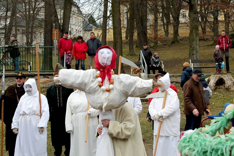 V Jindřichově Hradci baráčníci vynesli smrtku z města a rozloučili se tak se zimou. 