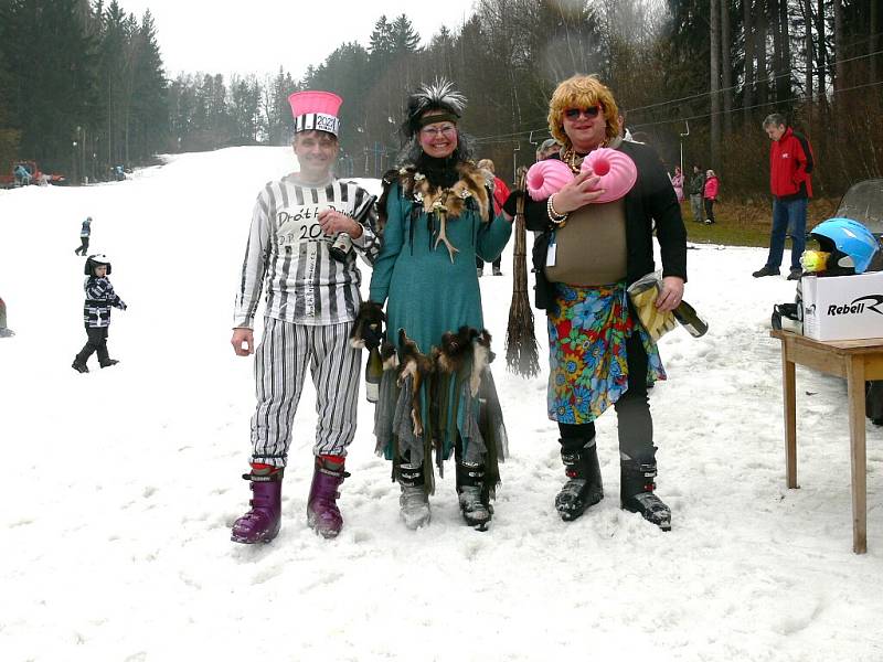 Maškarní karneval na sjezdovce v N. Bystřici. 