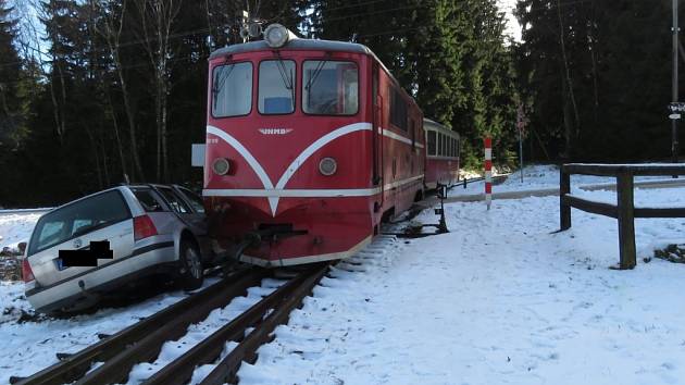 Střet osobního auta s vlakem na přejezdu úzkokolejky u Hůrek na Novobystřicku.