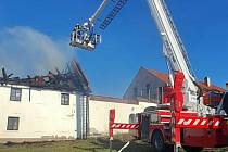 Požár opuštěného penzionu Holenský dvůr na Jindřichohradecku patřil loni k náročným zásahům hasičů na jihu Čech. 