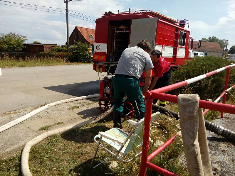 Hasiči z Mníšku čerpali vodu do cisteren, které hasily na poli.