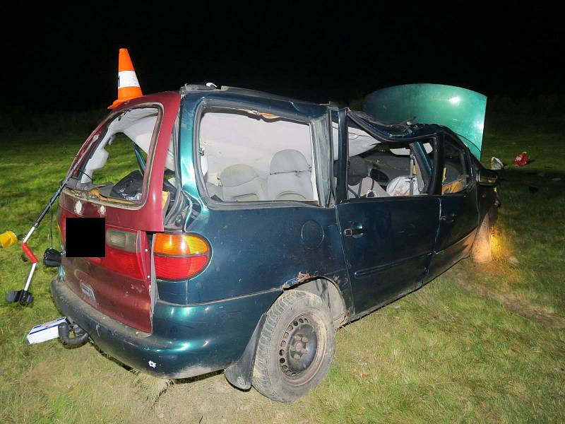 Tragická noční nehoda u Dunajovic z 13. září 2021. Řidič (r. 1968) zahynul po nárazu VW Sharan do stromu.