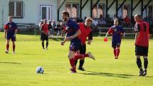 Fotbalisté Rapšachu (v modročerveném) si doma poradili se společným týmem velenického béčka a Nové Vsi, který porazili jednoznačně 4:0.