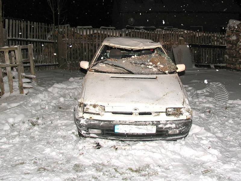 Pohled na poškozené vozidlo po nehodě u Blažejova.