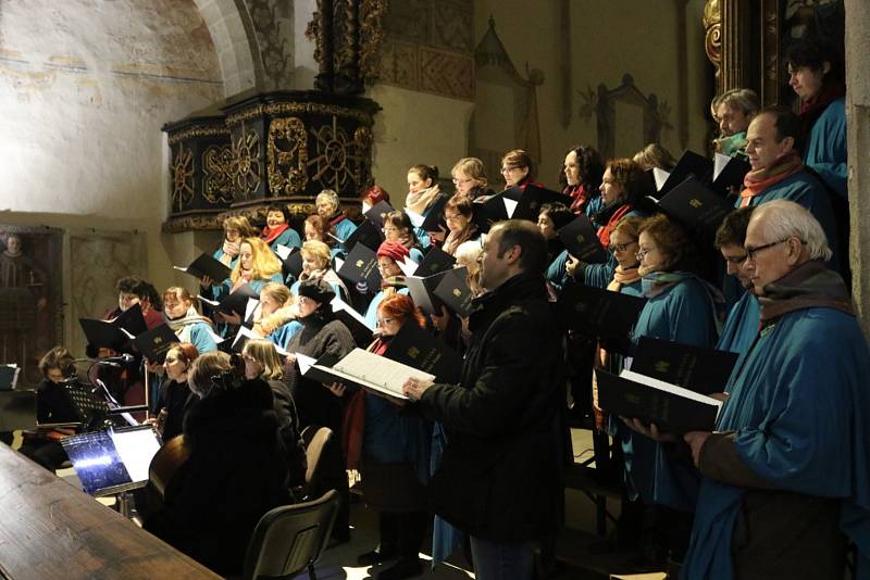 Koncert pěveckého sbotu Smetana naplnil svatojánský kostel.