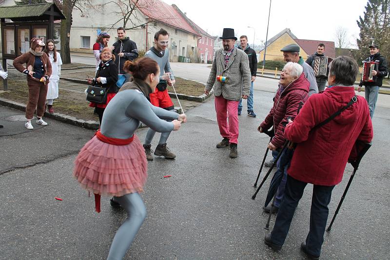 Sobotní masopust ve Stráži začínal před radnicí. Maškary dostaly od starosty města povolení k obchůzce, která má přivolat jaro a zajistit dobrou úrodu.