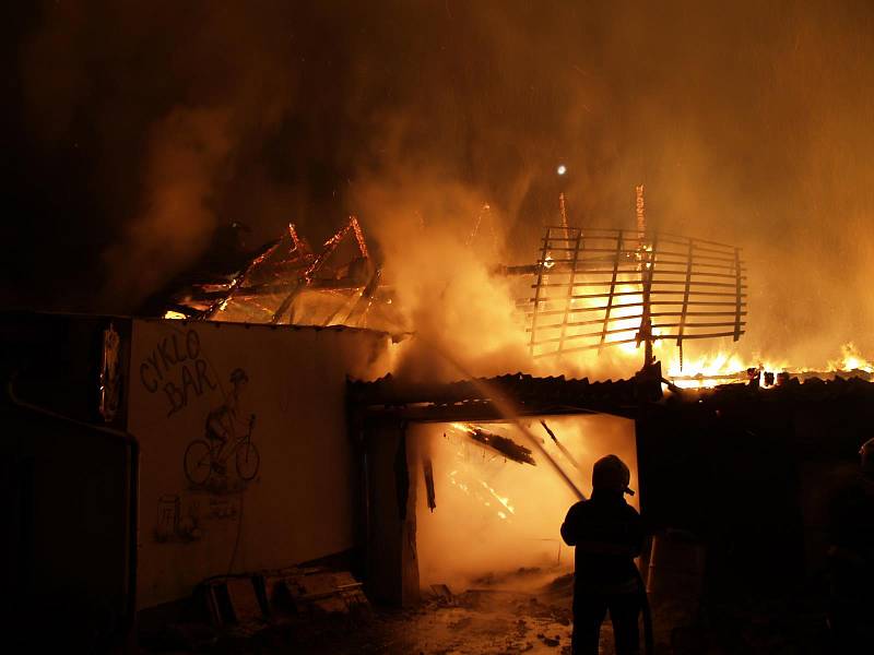 Noční požár stavení v Lovětíně na Jindřichohradecku.