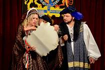 Představení Ženy Jindřicha VIII. aneb Chudák král(em) ochotníku z Kardašovy Řečice viděli na zámku v Jindřichově Hradci