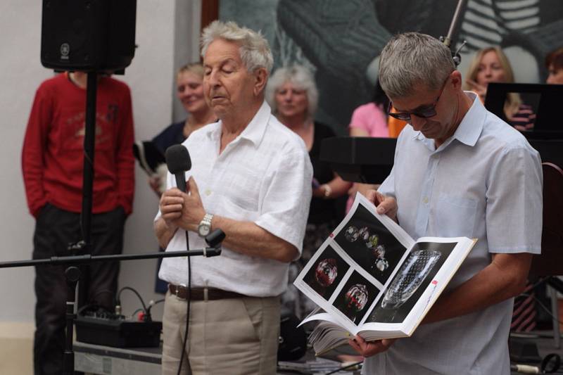 V muzeu fotografie v Jindřichově Hradci je k vidění výstava Skleněné rozhovory.