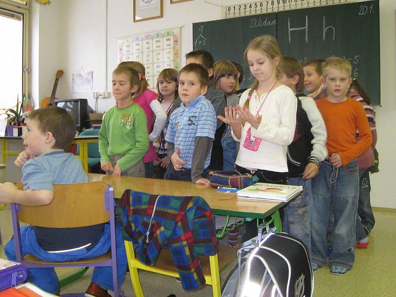  Děti, které ještě navštěvují školku, ale příští týden už se chystají k zápisu, navštívily svou budoucí školu a prohlédly si, co všechno žáci k učení potřebují.