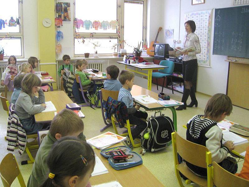  Děti, které ještě navštěvují školku, ale příští týden už se chystají k zápisu, navštívily svou budoucí školu a prohlédly si, co všechno žáci k učení potřebují.