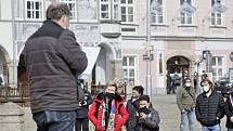 Jiří Machač z Tábora svolal další demonstraci protestující proti anticovidovým opatřením. Dvě desítky účastníků se tentokrát sešly v sobotu ve 14 hodin v Jindřichově Hradci.