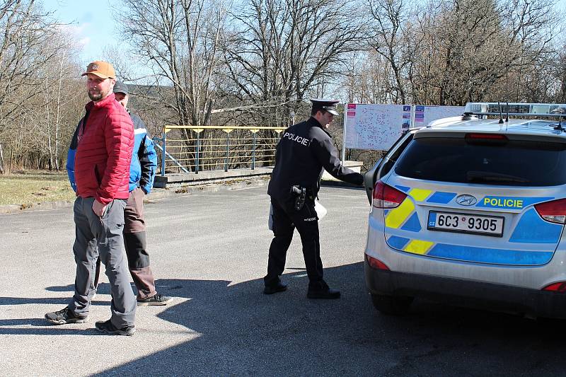 Pendleři chtěli na hranicích v Nové Bystřici získat informace od policisty. Odkázal je na mluvčího.