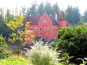 Ačkoliv je renesanční zámek Červená Lhota bez vody, i tak má podzim v jeho okolí své kouzlo.