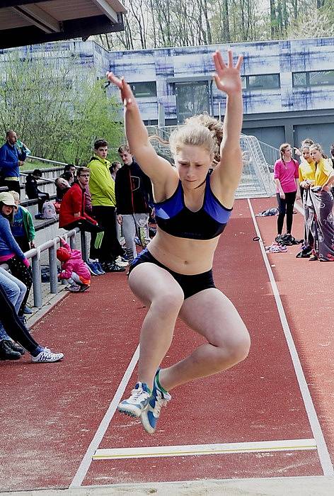 Účastníci Jarního atletického Jindřicháče, kterých se na stadionu u Vajgaru sešlo 157, absolvovali čtyřboj.